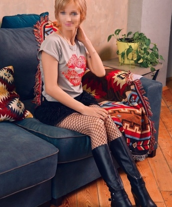 Пикантная шатенка с аппетитным бюстом ждет похотливого кавалера для ярких встреч и страстных ласк. Без табу, без предрассудков. Позволь себе немного безудержного удовольствия! 2173, 36 лет